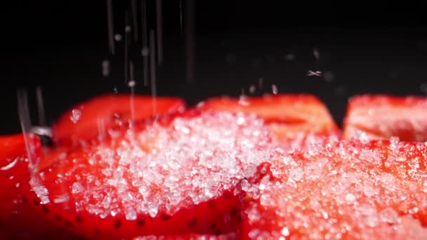 Fresas Rojas Maduras Cubitos Espolvoreadas Con Azúcar Dolly Disparó — Vídeos de Stock