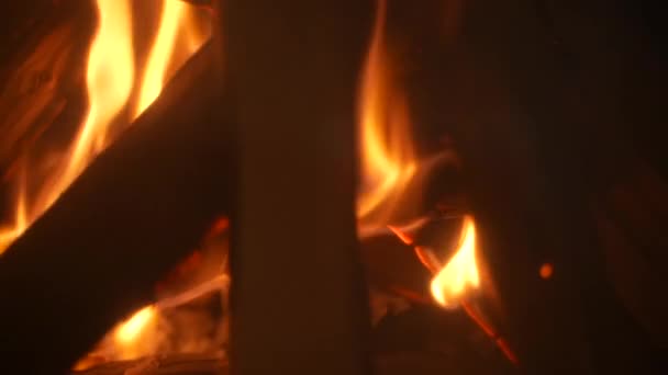 Bränner Ved Öppen Spis Tätt Bakom Glas Långsamma Rörelser — Stockvideo