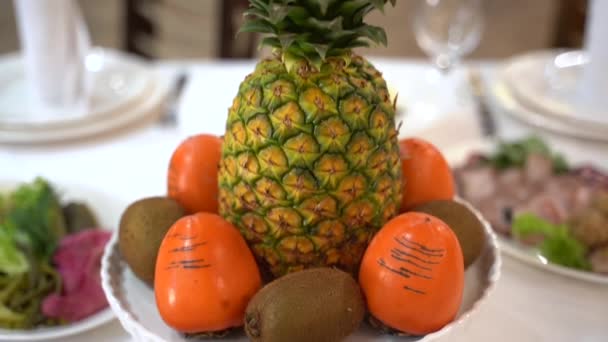 菠萝放在盛宴桌上 — 图库视频影像