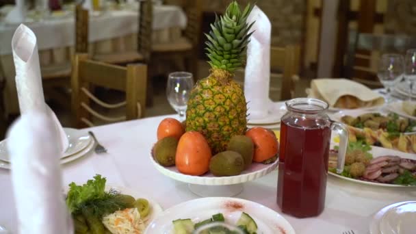 Ananas Persimmonem Servírovaném Slavnostním Stole — Stock video