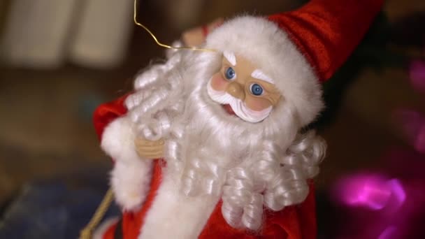 新年のおもちゃ サンタクロース 木の下 — ストック動画