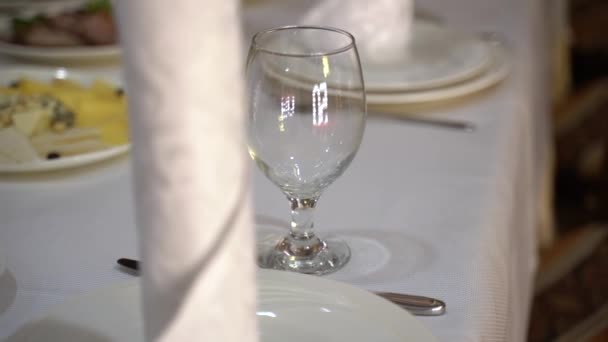 Ett Rent Glas Ett Festligt Bord — Stockvideo