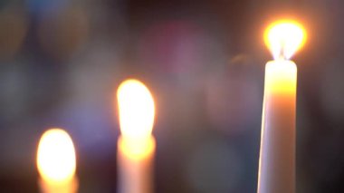 Şenlik masasında mum yakmak. Yavaş çekim