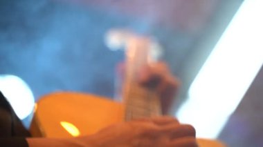 Gitarist yakın plan elektro gitar çalıyor. Yavaş çekim