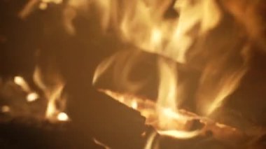 Camın arkasındaki şöminede odun yakmak. Yavaş çekim