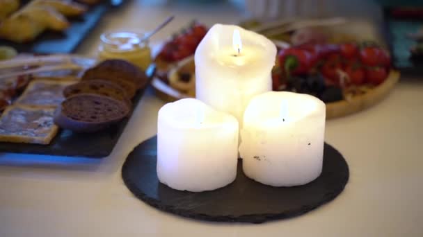 Brennende Kerzen Auf Dem Festlichen Tisch Großaufnahme Zeitlupe — Stockvideo