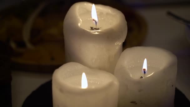 Kaarsen Branden Feestelijke Tafel Close Langzame Beweging — Stockvideo