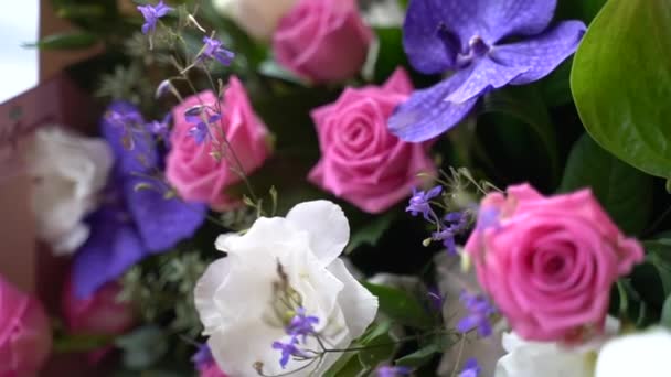 バラからの花の美しいお祝いのギフトの花束 — ストック動画