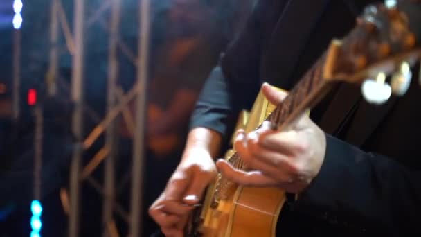 Guitarrista Tocando Guitarra Eléctrica Cerca Movimiento Lento — Vídeo de stock