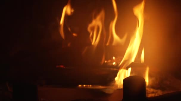 벽난로 클로즈업에서 불타는 벽난로 슬로우 — 비디오