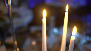 Şenlik masasında mum yakmak. Yavaş çekim