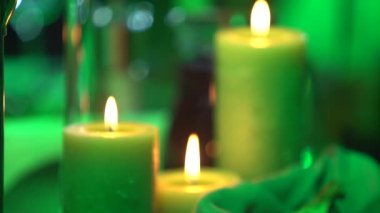Şenlik masasında mum yakmak. Yavaş çekim