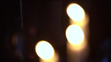 Şenlik masasında mum yakmak. Yavaş çekim