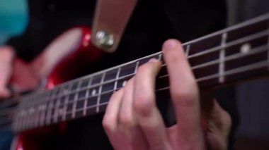 Gitarist yakın plan bas gitar çalıyor. Yavaş çekim