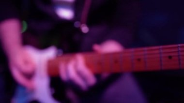 Gitarist yakın plan elektro gitar çalıyor. Yavaş çekim