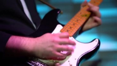 Gitarist yakın plan elektro gitar çalıyor. Yavaş çekim