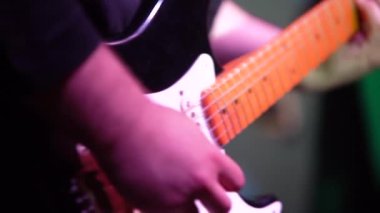 Gitarist yakın plan elektro gitar çalıyor. Yavaş çekim