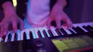 Festivaldeki müzisyen synthesizer çalıyor. Yavaş çekim Yakın çekim
