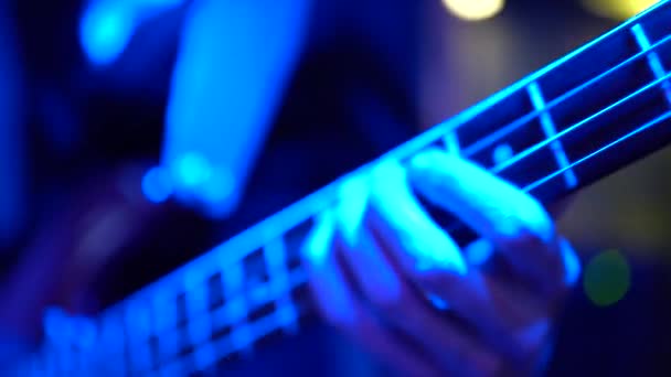 Gitarzysta Grający Gitarze Basowej Bliska Zwolniony Ruch — Wideo stockowe