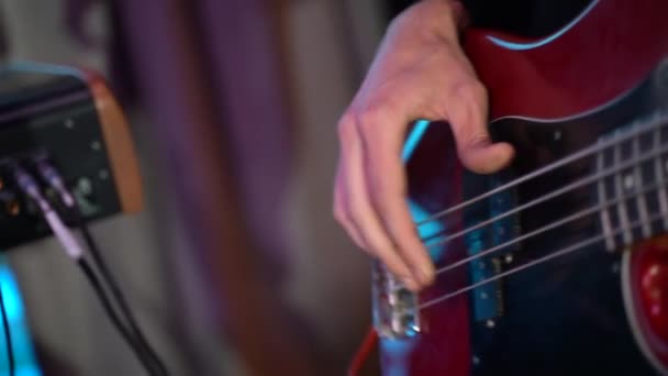 Guitariste Jouant Guitare Basse Gros Plan Mouvement Lent — Video