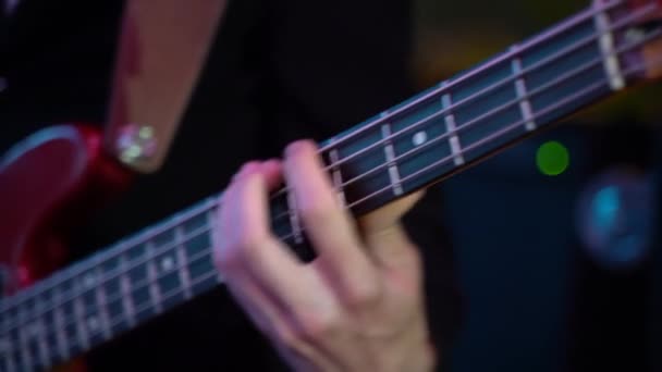 Gitarrist Spelar Bas Gitarr Närbild Långsamma Rörelser — Stockvideo