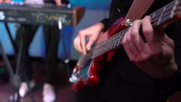 Chitaristul Cântând Chitară Chitară Mișcare Lentă — Videoclip de stoc