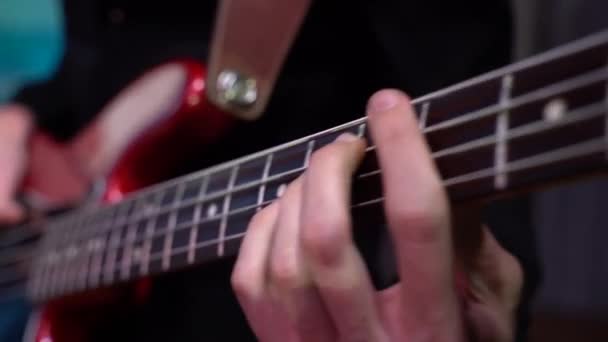 Gitarrist Spelar Bas Gitarr Närbild Långsamma Rörelser — Stockvideo