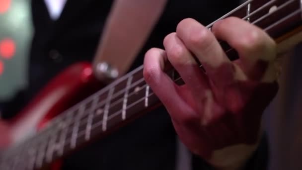 Guitariste Jouant Guitare Basse Gros Plan Mouvement Lent — Video