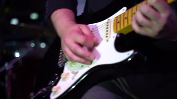 Kytarista Hraje Elektrickou Kytaru Zblízka Zpomalený Pohyb — Stock video