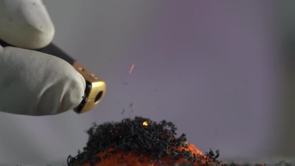 Orangenpulver Mit Einem Feuerzeug Labor Verbrennen Zeitlupe Nahaufnahme — Stockvideo