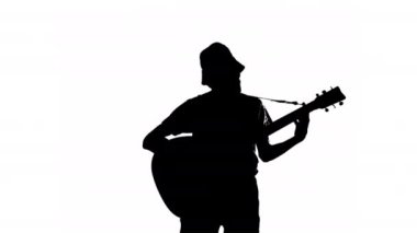 Akustik gitarlı siyah beyaz bir müzisyen silueti.