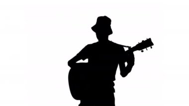 Akustik gitarlı siyah beyaz bir müzisyen silueti.
