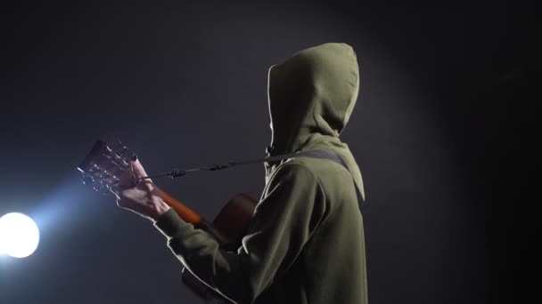 Zenész Fekete Háttérrel Játszik Akusztikus Gitáron Közepes Terv Lassú Mozgás — Stock videók