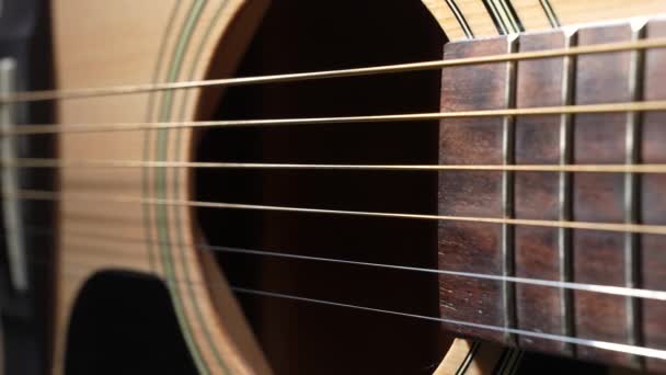 Akustik Ahşap Gitar Yakın Plan Kaydıracın Üzerindeki Kameranın Geçişi — Stok video