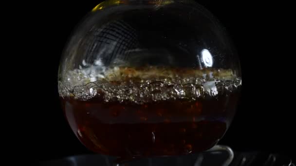 Жидкость Кипит Лабораторной Фляжке Газовой Горелке Принимать Наркотики Лаборатории Химическая — стоковое видео