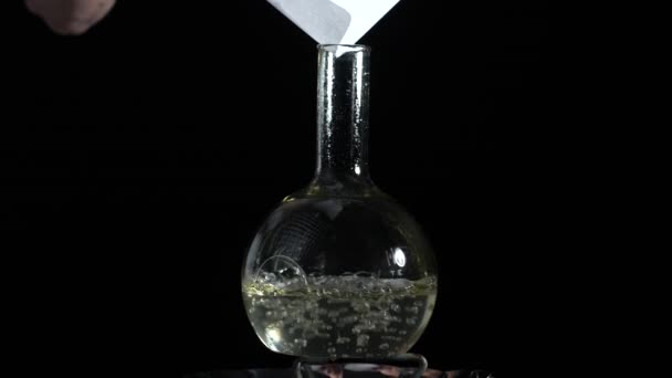 Biały Proszek Wlewa Się Szklanej Kolby Laboratoryjnej Wrzącym Roztworem Bierz — Wideo stockowe