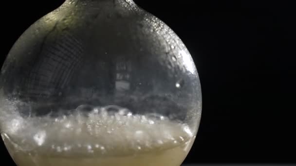 Die Flüssigkeit Kocht Einem Laborkolben Auf Einem Gasbrenner Drogen Labor — Stockvideo