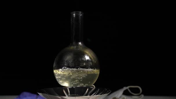 Liquide Bout Dans Une Fiole Laboratoire Sur Brûleur Gaz Prenez — Video