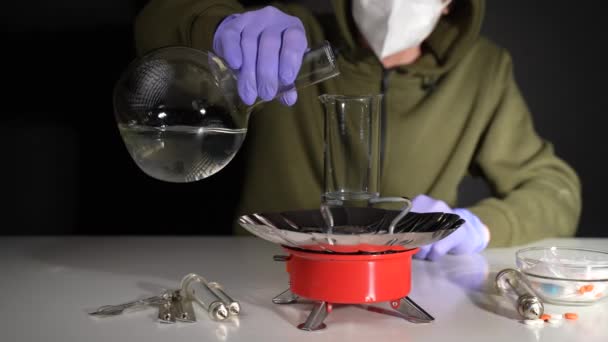 Kemist Ett Underjordiskt Laboratorium Kokar Drog Glasflaska Gasbrännare — Stockvideo