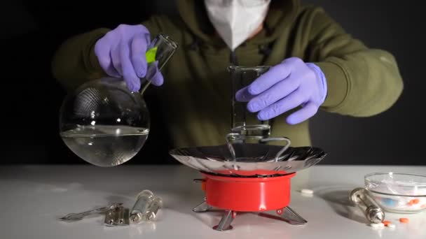 Kemist Ett Underjordiskt Laboratorium Kokar Drog Glasflaska Gasbrännare — Stockvideo