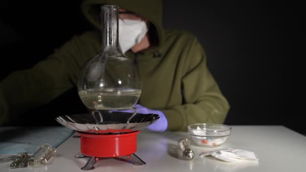 Хімік Підземній Лабораторії Готує Ліки Скляній Колбі Газовому Пальнику — стокове відео