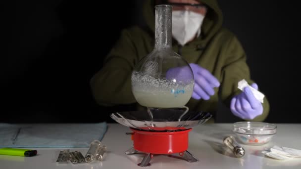 Químico Laboratório Subterrâneo Cozinha Uma Droga Frasco Vidro Queimador Gás — Vídeo de Stock