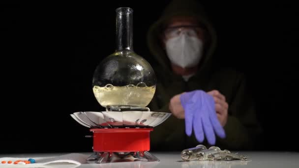 Chemik Podzemní Laboratoři Vaří Drogu Skleněné Baňce Plynovém Hořáku — Stock video