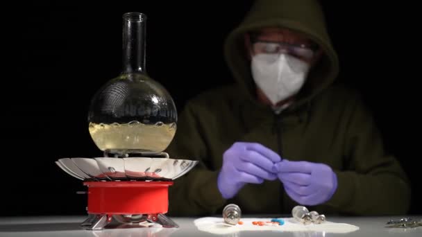 Chimico Laboratorio Sotterraneo Cucina Una Droga Una Fiaschetta Vetro Bruciatore — Video Stock