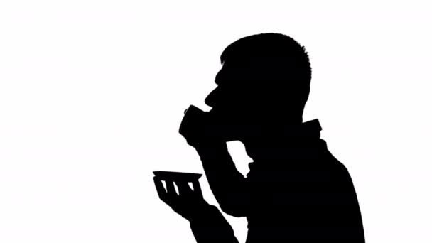 Silueta Negra Hombre Bebiendo Una Taza Sobre Fondo Blanco Máscara — Vídeo de stock