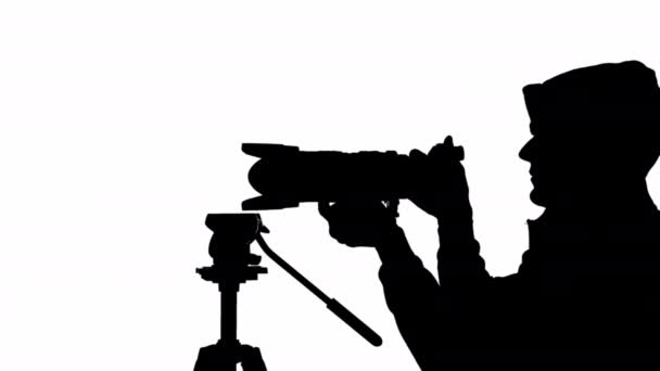 一个拿着相机的男性摄影师的黑色轮廓 黑色和白色面具 — 图库视频影像