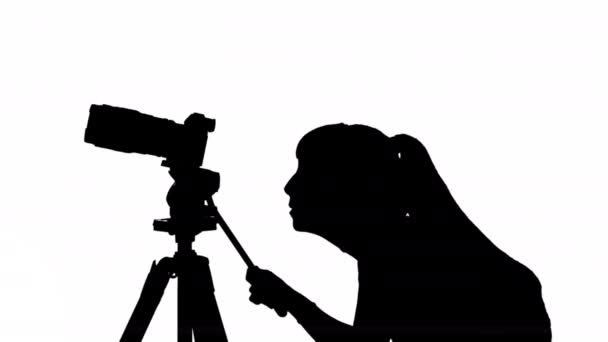 Silhouette Nera Una Videografa Con Fotocamera Treppiede Sfondo Bianco Maschera — Video Stock