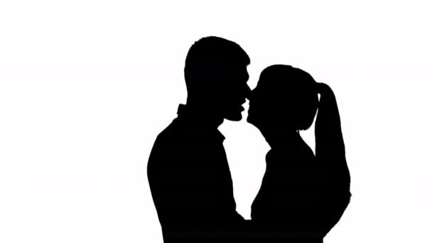 一个男人和一个女人在白色背景上亲吻的一对夫妇的黑色轮廓 黑色和白色面具 — 图库视频影像