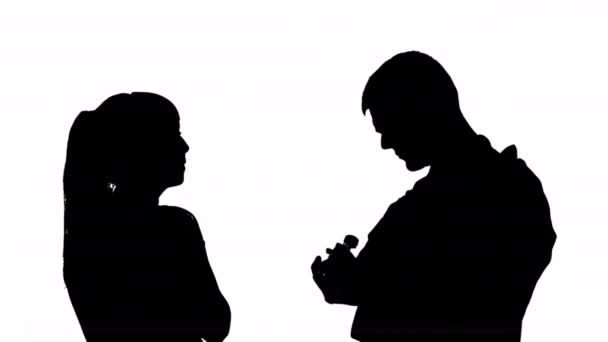 Zwart Silhouet Van Een Meisje Met Een Man Die Gitaar — Stockvideo