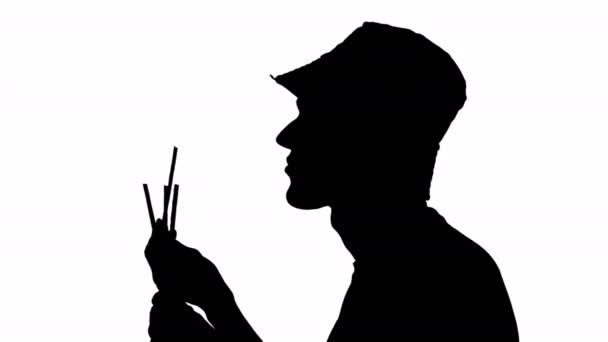 一个在白色背景下吃面包的男人的黑色轮廓 黑色和白色面具 — 图库视频影像